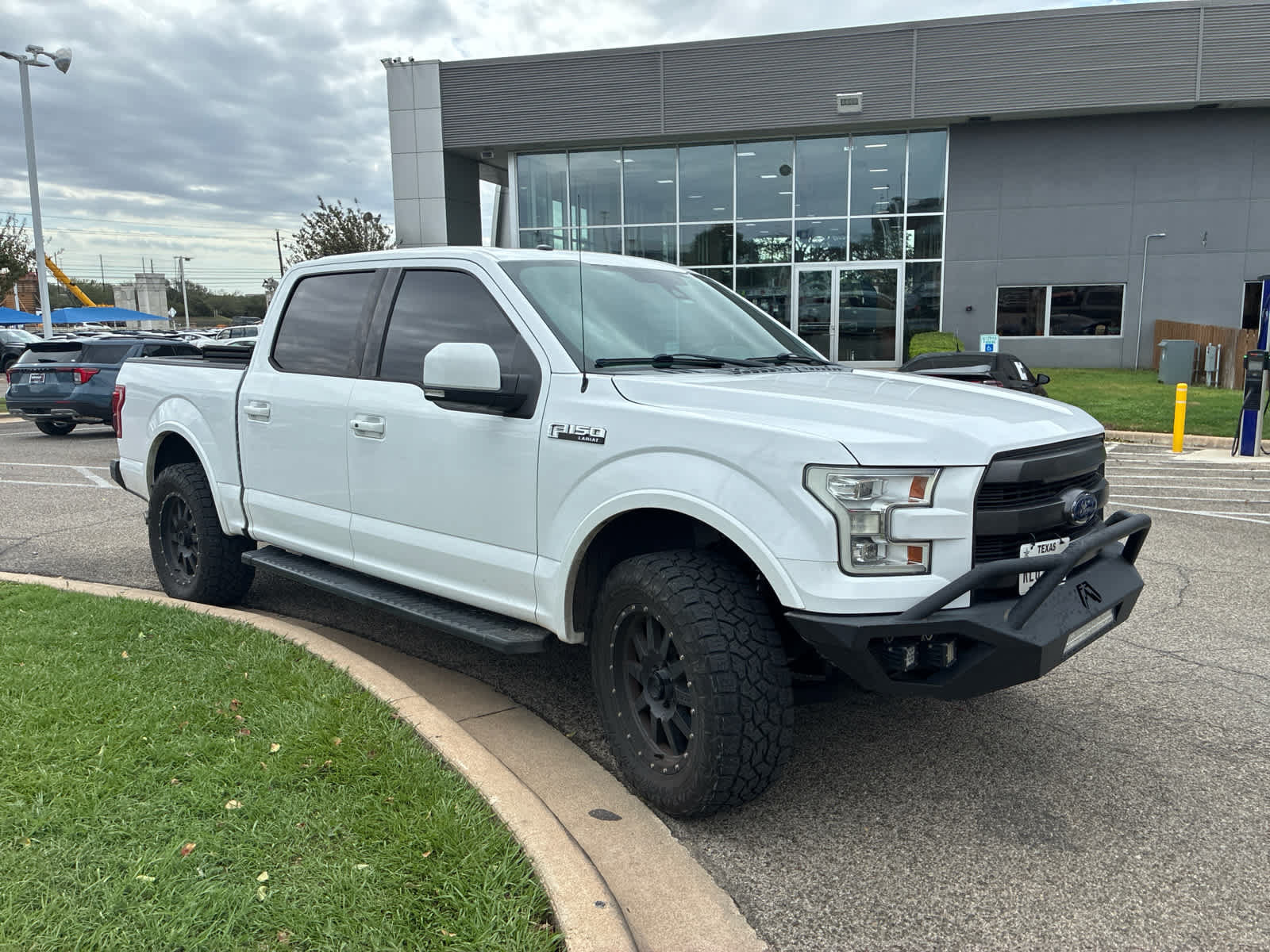 Used 2016 Ford F150 Lariat w/ Equipment Group 502A Luxury AWD/4WD image 2