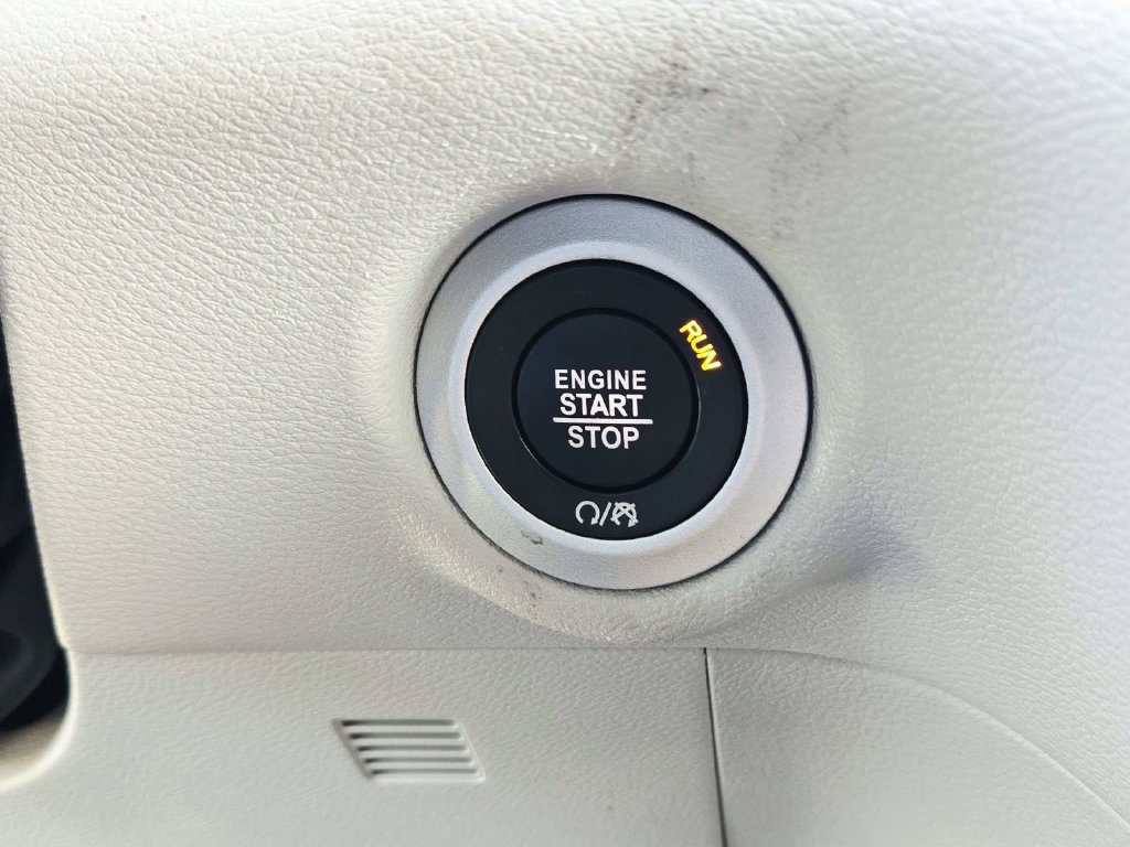 Used 2024 Chrysler Pacifica Touring-L FWD image 31