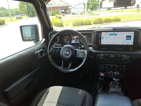 Used 2024 Jeep Gladiator Mojave w/ Convenience Group AWD/4WD image 10