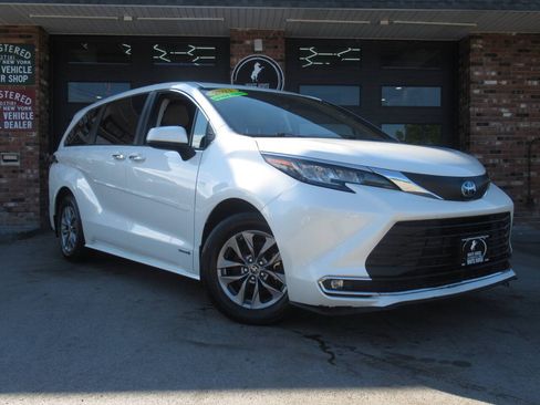 Used 2021 Toyota Sienna XLE AWD/4WD image 1