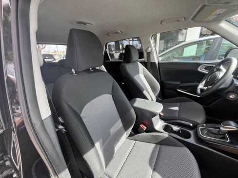Used 2025 Kia Soul LX w/ LX Technology Package FWD image 27