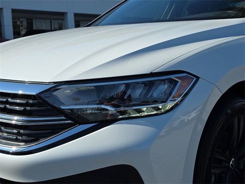 Certified 2024 Volkswagen Jetta SE image 7