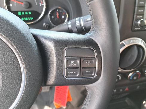 Used 2018 Jeep Wrangler Unlimited Sahara w/ Connectivity Group image 17