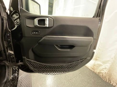 Used 2020 Jeep Gladiator Overland AWD/4WD image 22