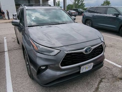 Used 2022 Toyota Highlander XLE AWD/4WD image 6