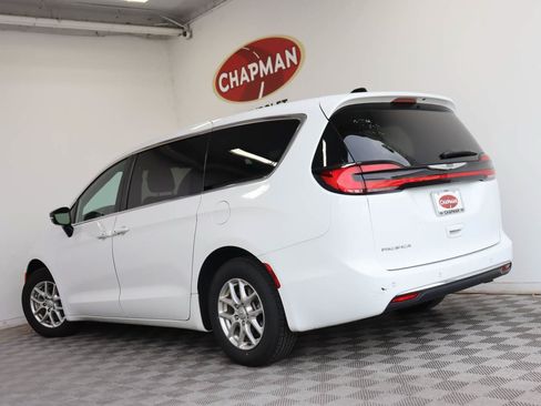 Used 2025 Chrysler Pacifica Select FWD image 4