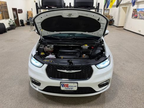 Used 2023 Chrysler Pacifica Touring-L FWD image 57