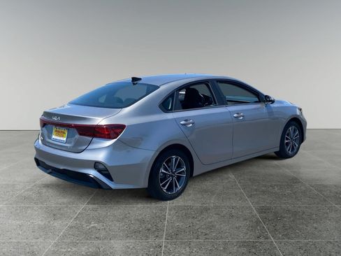 Used 2024 Kia Forte LXS w/ LXS Technology Package FWD image 5