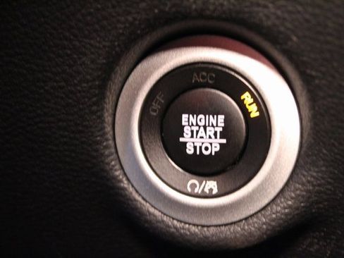 Used 2022 Chrysler Pacifica Touring image 25