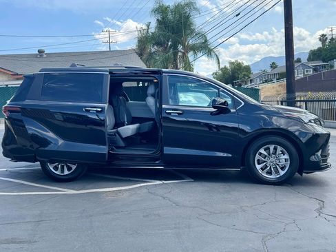 Used 2025 Toyota Sienna XLE image 7