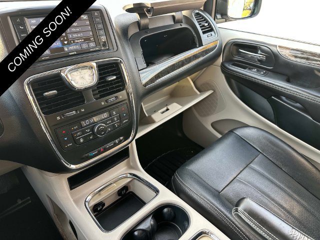 Used 2016 Chrysler Town & Country Touring-L FWD image 32