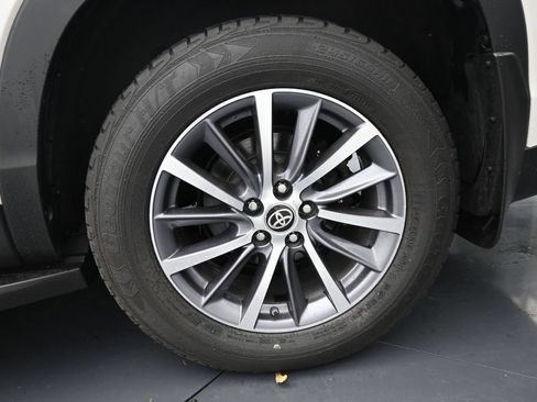 Used 2019 Toyota Highlander XLE AWD/4WD image 15