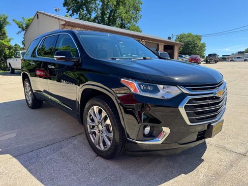 Used 2019 Chevrolet Traverse Premier w/ Driver Confidence II Package FWD image 3