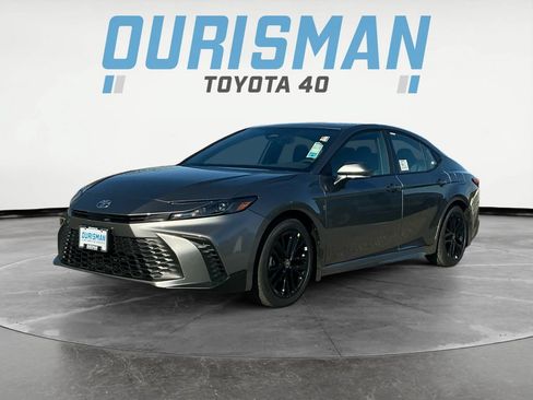 Used 2025 Toyota Camry SE w/ Convenience Package FWD image 3