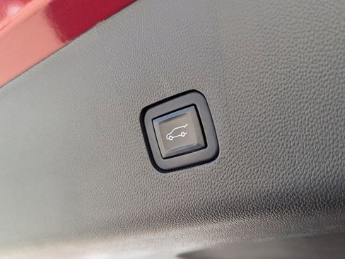 Used 2022 Chevrolet Traverse LT image 34