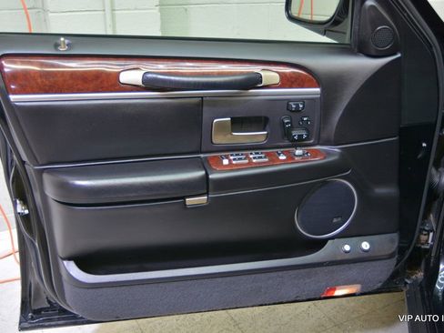 Used 2005 Lincoln Town Car Signature Limited image 7