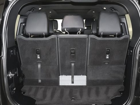 Used 2023 Land Rover Defender 130 X-Dynamic SE image 40