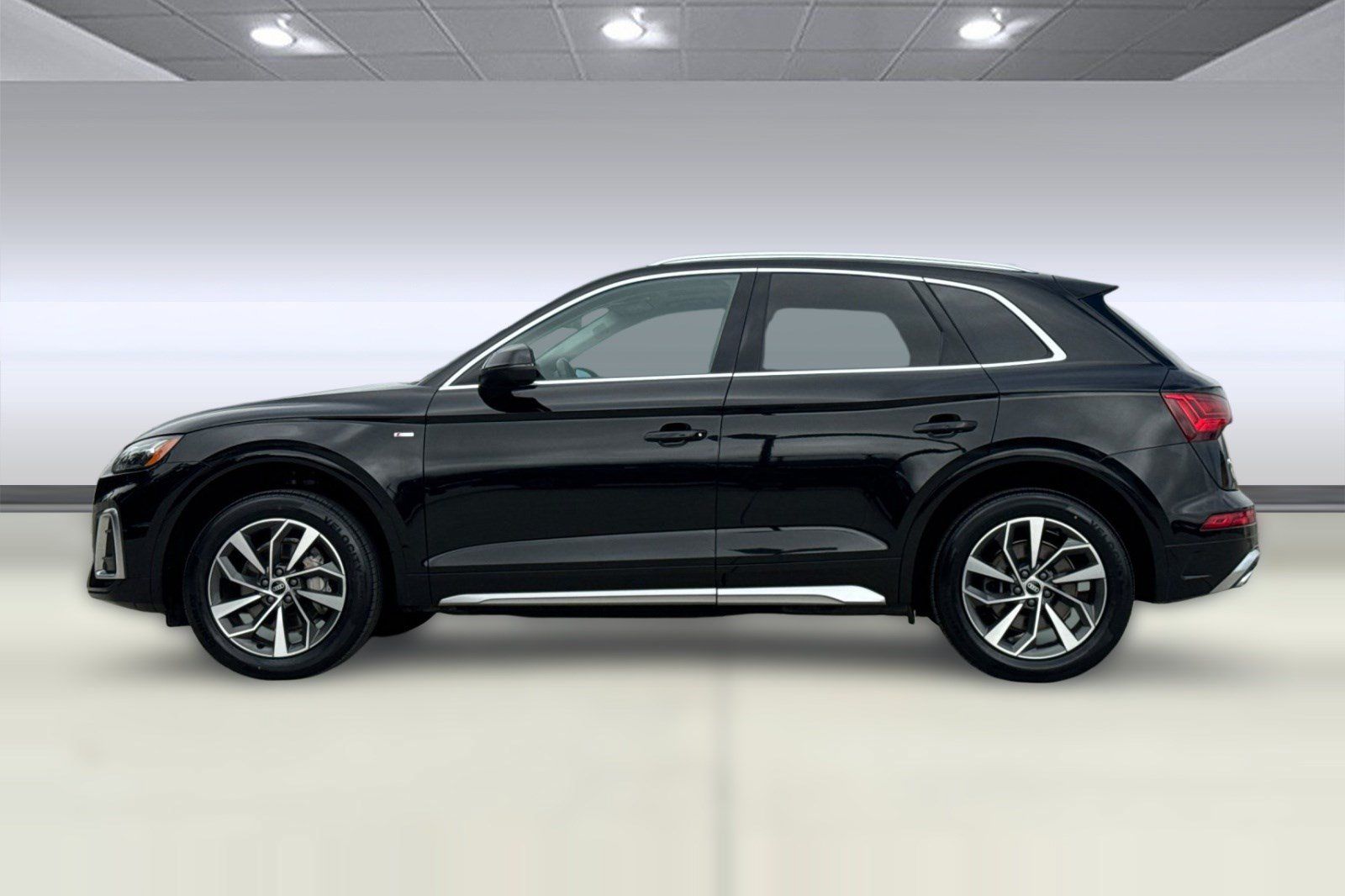 Used 2022 Audi Q5 2.0T Premium Plus w/ Premium Plus Package AWD/4WD image 2
