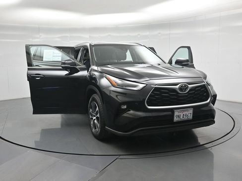 Used 2022 Toyota Highlander XLE FWD image 34