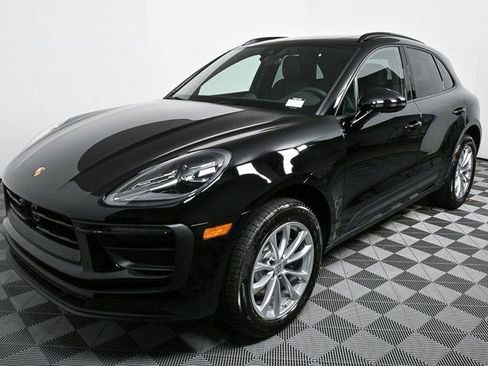 Certified 2025 Porsche Macan image 1