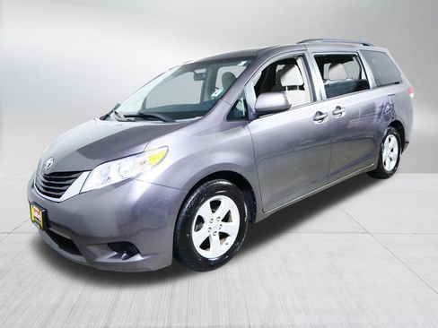 Used 2012 Toyota Sienna LE image 3