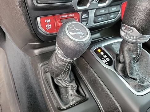 Used 2024 Jeep Gladiator Rubicon w/ Convenience Group AWD/4WD image 16