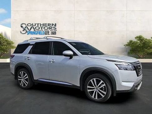 Used 2025 Nissan Pathfinder Platinum w/ Black Appearance Package FWD image 38