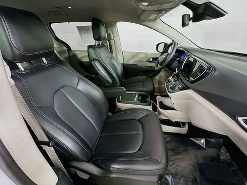 Certified 2024 Chrysler Pacifica Touring-L image 38