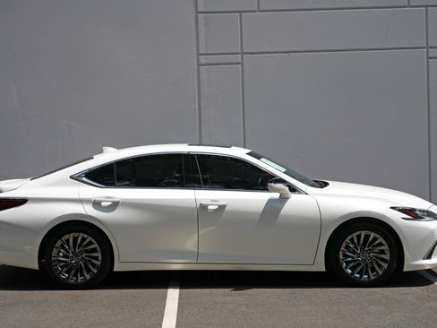 Used 2024 Lexus ES 300h w/ Accessory Package (Z2) FWD image 57