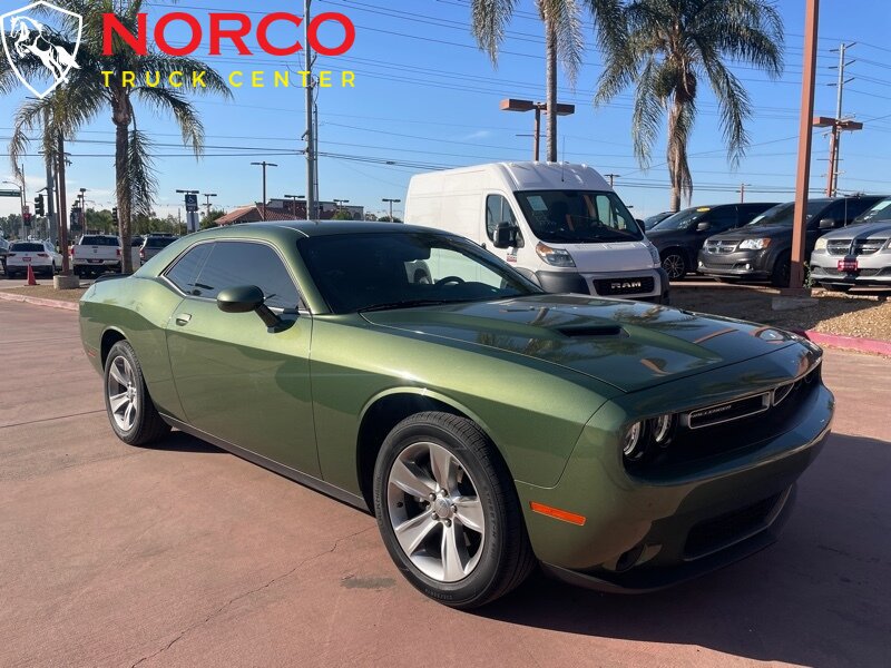 Used 2022 Dodge Challenger SXT RWD image 2