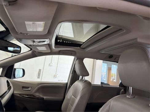Used 2018 Toyota Sienna XLE Premium FWD image 27