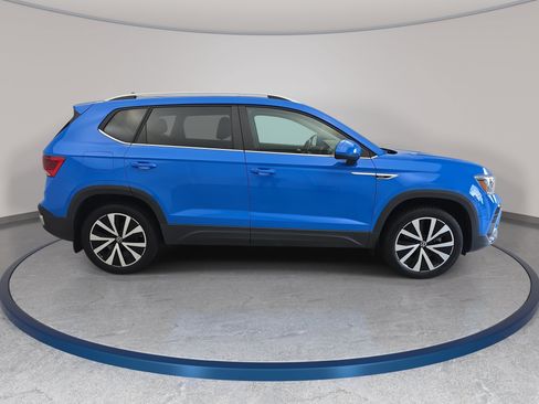 Certified 2023 Volkswagen Taos SE w/ Panoramic Sunroof Package FWD image 4