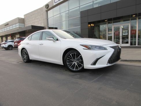 Used 2025 Lexus ES 300h w/ Premium Package image 13