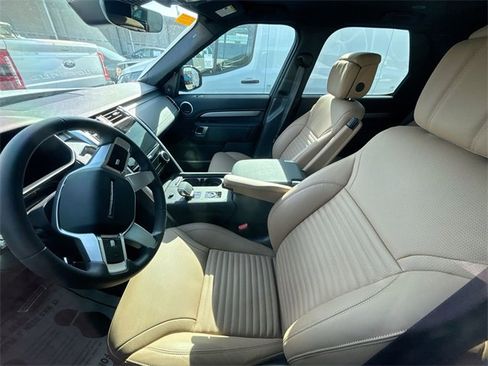 Used 2025 Land Rover Discovery Dynamic SE image 8