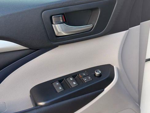 Used 2019 Toyota Highlander XLE image 22