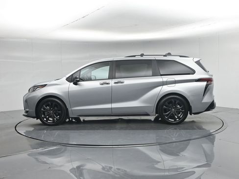 Used 2025 Toyota Sienna XSE w/ XSE Premium Package FWD image 34
