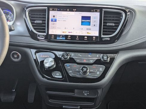 New 2026 Chrysler Pacifica Select FWD image 17