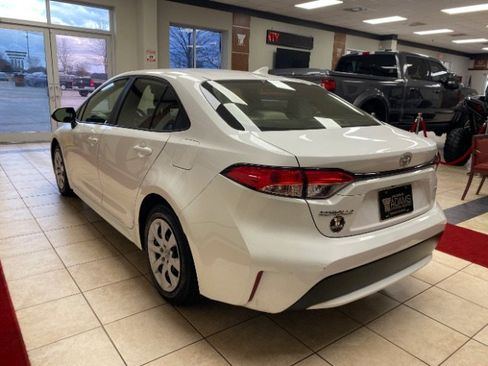 Used 2021 Toyota Corolla LE image 3