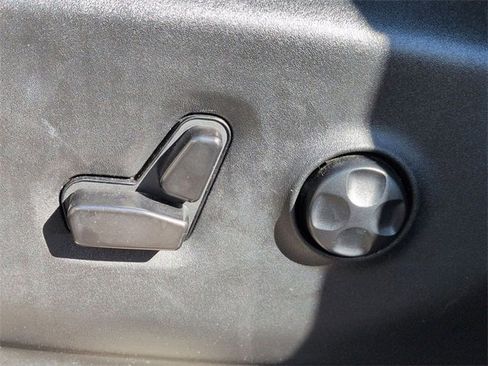 Used 2023 Chrysler Pacifica Touring-L image 13