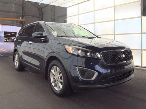 Used 2018 Kia Sorento FWD image 3