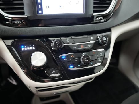 Used 2022 Chrysler Voyager LX FWD image 23