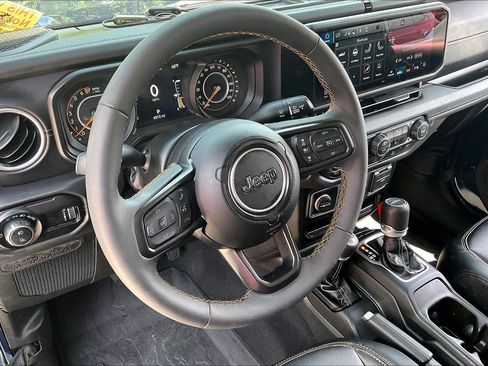 Used 2025 Jeep Gladiator Sport w/ Premium Package AWD/4WD image 14