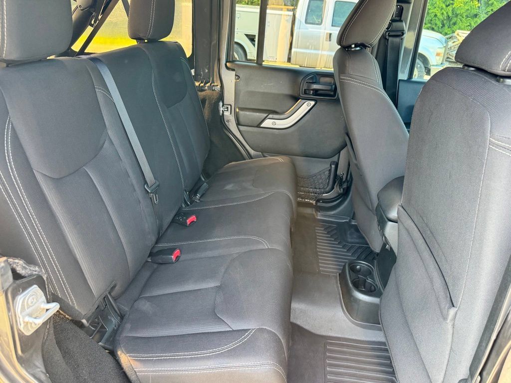 Used 2017 Jeep Wrangler Unlimited Sahara w/ Connectivity Group AWD/4WD image 29