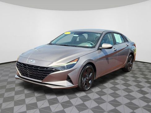 Certified 2023 Hyundai Elantra SEL w/ Preferred Accessory Package image 2