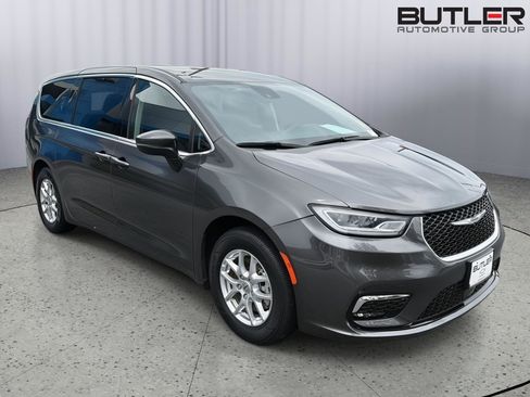 Used 2023 Chrysler Pacifica Touring-L FWD image 8