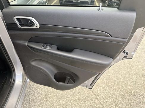 Used 2020 Jeep Grand Cherokee Altitude RWD image 16
