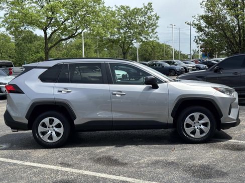 Used 2021 Toyota RAV4 LE FWD image 4