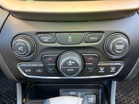 Used 2015 Jeep Cherokee Latitude w/ Comfort/Convenience Group image 29