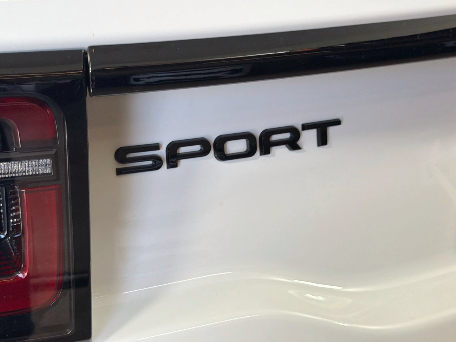 Certified 2025 Land Rover Discovery Sport Dynamic SE AWD/4WD image 30