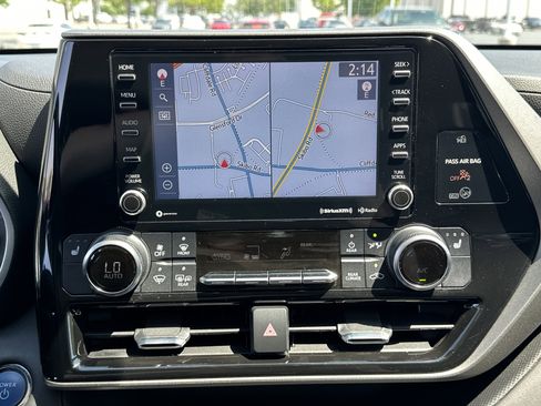 Used 2022 Toyota Highlander XLE FWD image 24